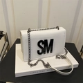 Witte kunstlederen schoudertas met zwart 3D SM-logo en stijlvolle ketting - Wit