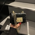 Schwarze Mini-Umhängetasche aus Glanzleder mit edler goldener Kettenriemen - Schwarz