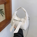 Sac sous le bras blanc crème avec un grand nœud décoratif et une chaîne argentée - Blanc