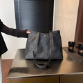 Borsa tote grigio scuro in morbida pelle con tracolla a catena e finitura opaca - Nero