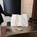 Grande borsa tote bianca moderna con catena dorata e finitura in morbida pelle - Bianco