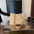 Borsa tote color avena con manico a catena in metallo e spaziosa finitura in pelle scamosciata - Cachi