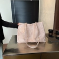 Elegante borsa tote beige con consistenza morbida e catene dorate per uno stile unico - Rosa