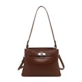 Klassische dunkelbraune glänzende Trapez-Schultertasche mit silbernem Drehverschluss - Hellbraun