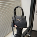 Sac à bandoulière noir de style français avec détail élégant de nœud doré en métal - Noir