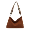 Bruine corduroy shopper met een kleurrijke schouderband met geometrische patronen - Bruin