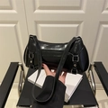 Borsa baguette nera lucida minimalista con finitura verniciata e spalline sottili - Nero