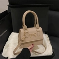 Sac à main beige en similicuir avec nœud doré sur doublure en soie dans une boîte cadeau - Kaki