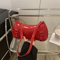 Borsa baguette rosso vivace in pelle lucida con fibbia argento e tracolla regolabile - Rosso