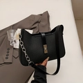 Borsa a spalla intrecciata nera con fibbia metallica argentata e tracolla a catena - Nero