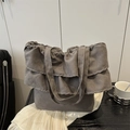 Dunkelgraue Handtasche mit Rüschenfalten und weißen Nähten aus weichem, mattem Material - Dunkelgrau
