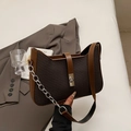 Bolso hobo tejido minimalista café oscuro con detalle de cadena plateada elegante - Café