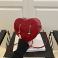 Borsa a tracolla a cuore rossa in PU con trama a coccodrillo e catena d'argento - Rosso