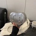 Borsa a tracolla argentata a forma di cuore con texture coccodrillo e ciondoli a catena - Marrone Scuro