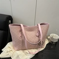 Große rosa Einkaufstasche mit M-Muster-Print und goldenem Anhänger für den Alltag - Rosa