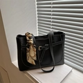 Große schwarze Schultertasche mit weißen Kontrastnähten und Seidentuch auf Fensterbrett - Schwarz