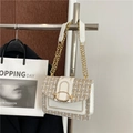 Bolso de hombro tejido para mujer con cierre dorado y detalles de piel blanca - Blanco