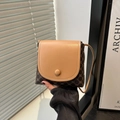 Mini borsa a secchiello a tracolla con monogramma marrone e patta in pelle marrone - Cachi con Caffè