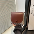 Mini borsa a secchiello vintage con patta marrone e motivo monogramma grigio chic - Marrone