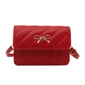 Bolso bandolera rojo vintage con diseño acolchado y hebilla de lazo dorada en blanco - Rojo