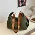 Bolso tote grande de nailon verde oliva con correa ancha y parche de moda minimalista - Verde