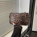 Borsa a tracolla leopardata con borchie argentate e catena in metallo per donne - Marrone