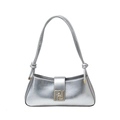 Metallisch silberne Baguette-Schultertasche mit gebürsteter Textur und goldener Schnalle - Silber