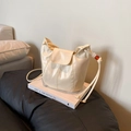Cremefarbene Beuteltasche aus mattem Leder mit Perlengurt und edler Faltentechnik - Gebrochenes Weiß