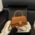Borsa a tracolla minimalista in pelle marrone con fibbia a V dorata su scatola regalo - Marrone Scuro