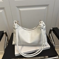 Bolso tote blanco minimalista con correa de cuerda anudada y detalles dorados - Blanco