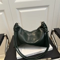 Bolso hobo de charol verde oscuro con asa de hombro anudada y anillas doradas - Verde