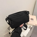 Minimalistische schwarze Nylon-Umhängetasche mit Reißverschluss und Gurtband - Schwarz