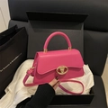 Borsa a mano fucsia in pelle con fibbia a V dorata e tracolla regolabile - Rosa Rosso