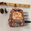 Detail van een bruine schoolrugzak met schattige capibara-prints en een ritsvak aan de voorkant - Donkerbruin