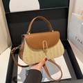 Borsa a mano bicolore in paglia intrecciata con patta in pelle marrone e fibbia oro - Marrone Scuro