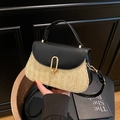 Borsa a tracolla da donna in pelle nera e paglia intrecciata beige con fibbia oro - Nero