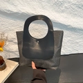 Borsa tote minimalista in paglia nera con patchwork in pelle e manico tondo - Nero