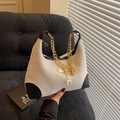 Borsa a spalla in tela con finiture in pelle nera e ciondolo a cervo dorato - Splicing Nero (Bianco/Nero)