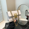 Bolso bandolera crema con relieve de cocodrilo, cadena dorada y hebilla metálica cuadrada - Blanco