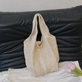 Schicke cremefarbene Strick-Stofftasche mit Lochmuster für den Sommerurlaub am Strand - Gebrochenes Weiß