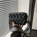 Bolso bandolera rectangular negro acolchado con correa ancha de espiga - Negro