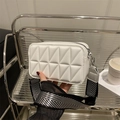 Bolso bandolera blanco con acolchado geométrico y correa ancha estampada - Blanco
