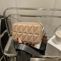 Bolso bandolera beige acolchado con textura geométrica y correa ancha de rayas - Caqui