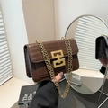 Bolso cuadrado marrón con textura de cocodrilo, hebilla dorada y asa de cadena - Marrón