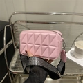 Bolso bandolera acolchado rosa con patrón geométrico y correa ancha de rayas a la moda - Rosa