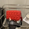 Moderna borsa a tracolla trapuntata rossa con motivo geometrico e ampia tracolla in tessuto - Rosso