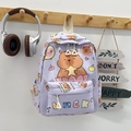 Dettaglio dello zaino lavanda con capibara appeso in un ambiente domestico accogliente - Stile Capibara Viola (Stile 3)