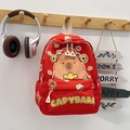 Dettaglio dello zaino rosso Capybara per bambini con motivi cartoon e tela robusta - Stile Capibara Rosso (Stile 6)