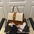Borsa a tracolla in pelle marrone con patta in paglia intrecciata beige e fibbia - Marrone scuro