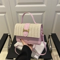 Borsa a tracolla in paglia intrecciata rosa con fibbia in metallo e cinturino - Rosa